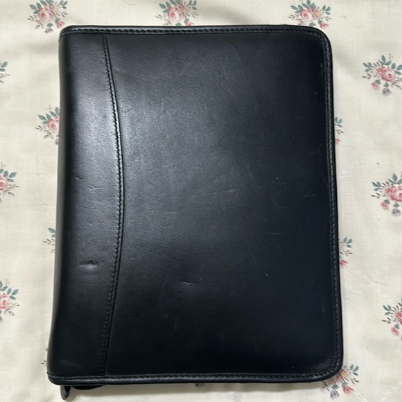 Kirkland signature zip up leather organizer/planner. 7 ring. - Picture 2 of 14